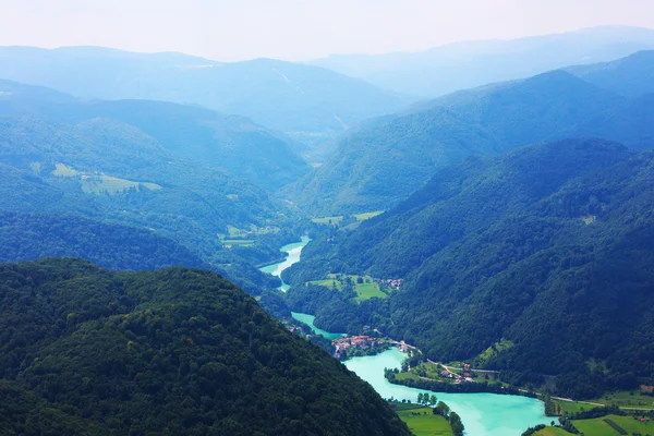 Prachtige Alpen in de wolken genomen in Slovenië in de zomer — Stockfoto