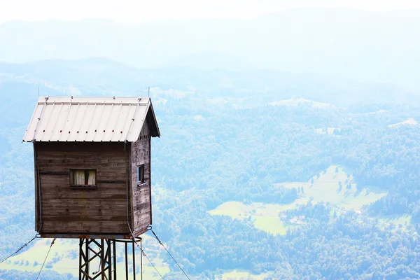 Bela pequena casa de madeira nos Alpes — Fotografia de Stock