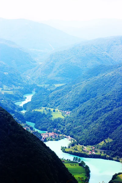 Belle Alpi tra le nuvole scattate in Slovenia in estate — Foto Stock
