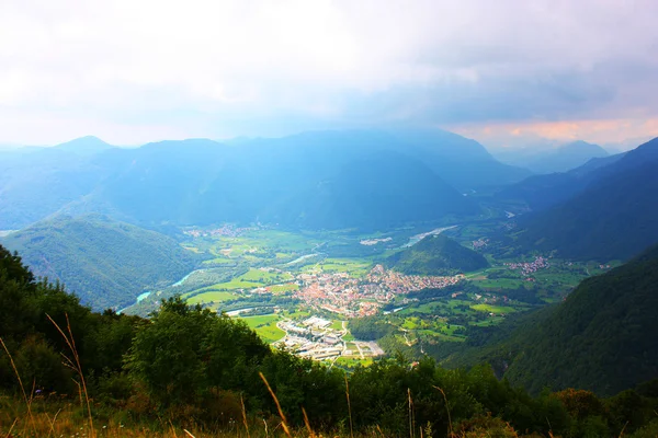 Belos Alpes nas nuvens tomadas na Eslovénia no verão — Fotografia de Stock