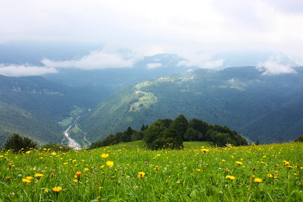 Malé městečko tplmin v Alpách, přijatých v létě ve Slovinsku — Stock fotografie