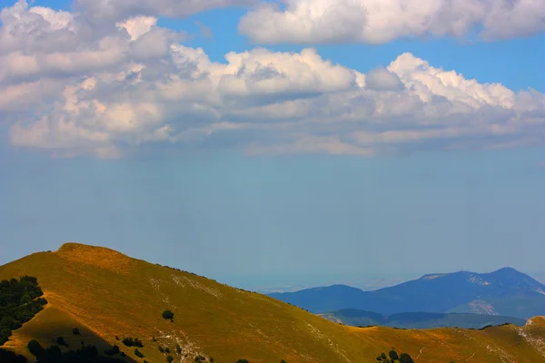 Bellissimi Paesaggi delle montagne prese in Appennino — Foto Stock