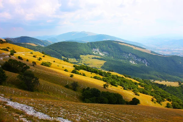 Lindas paisagens das montanhas tomadas nos Apeninos — Fotografia de Stock