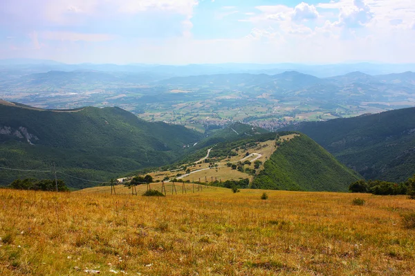 Hermosos paisajes de las montañas tomadas en los Apeninos — Foto de Stock