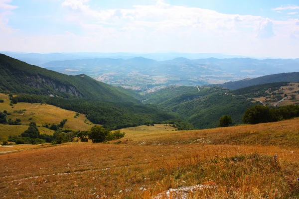 Hermosos paisajes de las montañas tomadas en los Apeninos —  Fotos de Stock