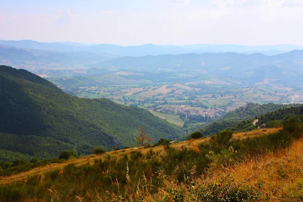 Vackra landskap i bergen i Apenninerna — Stockfoto