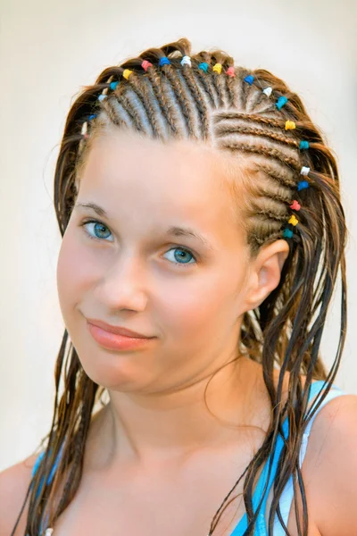 Porträtt av flicka med invecklade hår — Stockfoto