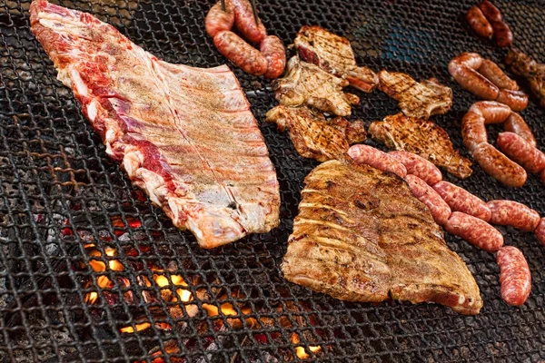 Kjøtt på grill – stockfoto