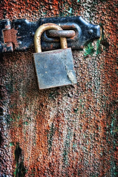 Rusty zámek na dřevěné dveře — Stock fotografie