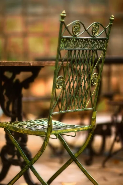 Alter Stuhl im Straßencafé - sehr weich — Stockfoto