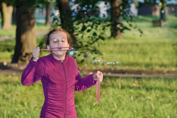 Klein meisje blazen zeepbellen — Stockfoto