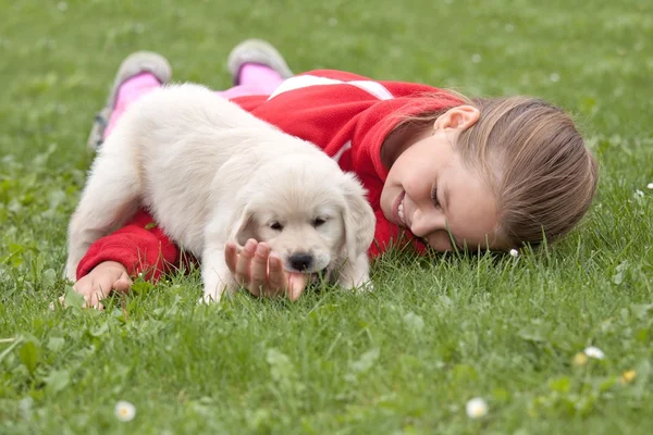 Šťastná holčička s štěně — 图库照片