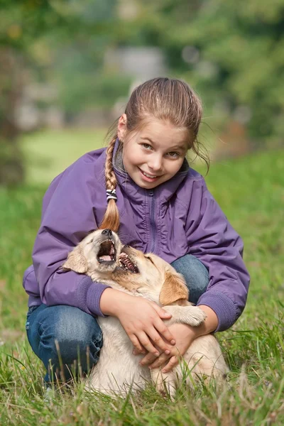 Маленькая счастливая девочка с щенком — стоковое фото