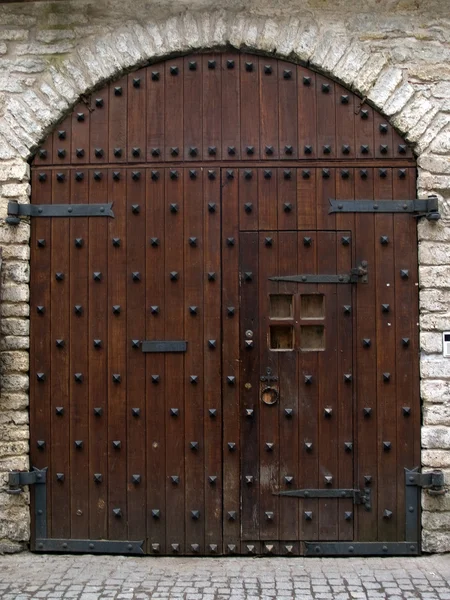 Puertas en una torre de la ciudad antigua — Foto de Stock