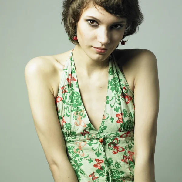 Vacker ung kvinna i elegant klänning — Stockfoto