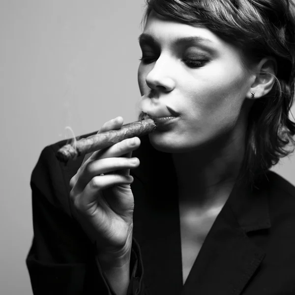 优雅吸烟的女人 — 图库照片