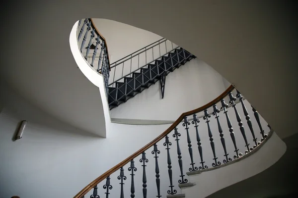 Escada clássica redonda no interior — Fotografia de Stock