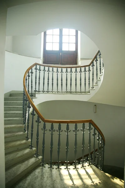 Круглая лестница в салоне — стоковое фото