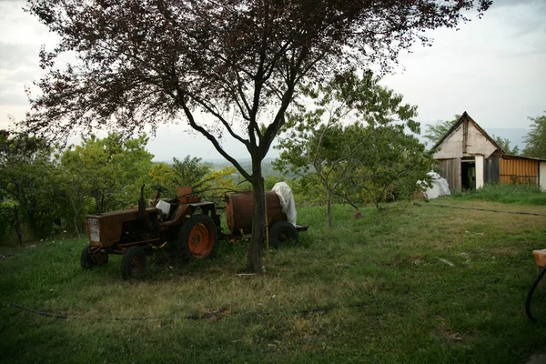 Landskap med traktor — Stockfoto