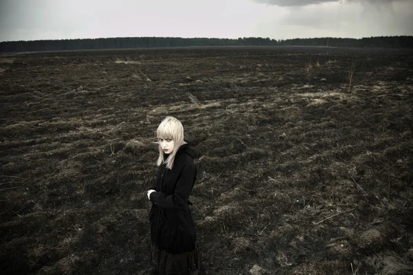 Fine art porträtt av flicka på svarta fält — Stockfoto