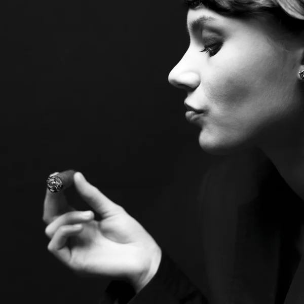 Mulher fumante elegante — Fotografia de Stock