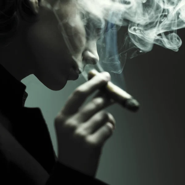 Элегантная курильщица — стоковое фото