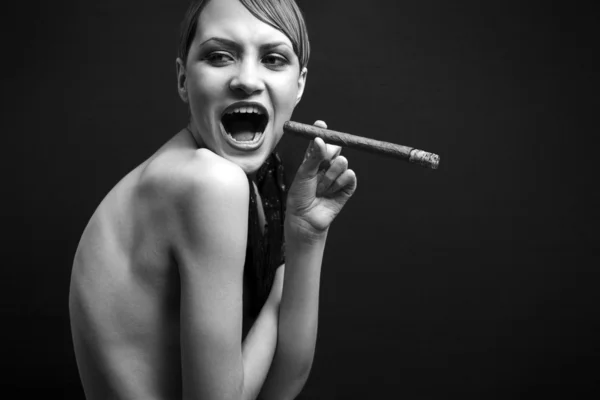 Mujer fumadora elegante —  Fotos de Stock