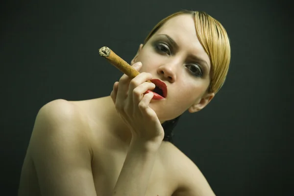 Elegante donna fumatrice — Foto Stock