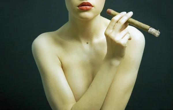 Kobieta elegancka palenia — Zdjęcie stockowe