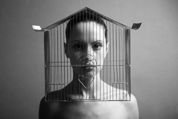 Surrealistiska kvinna med bur — Stockfoto