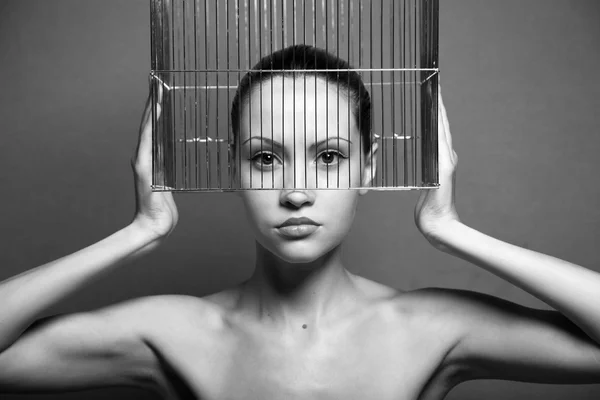 Mulher surrealista com gaiola — Fotografia de Stock