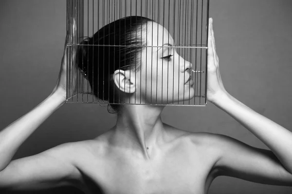 Surrealistische vrouw met cage — Stockfoto