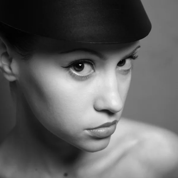 Genç Bayan şapka — Stok fotoğraf