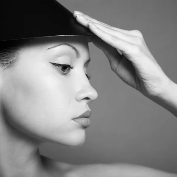 帽子を持つ若い女性 — ストック写真