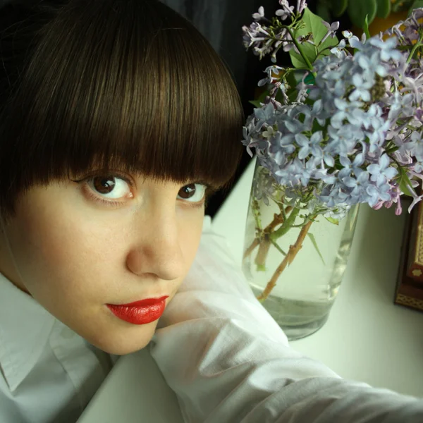 Fina ung kvinna med lila — Stockfoto