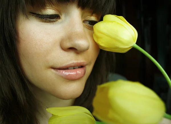 郁金香花束的年轻女人 — 图库照片