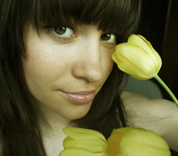 Jonge vrouw met boeket van tulpen — Stockfoto