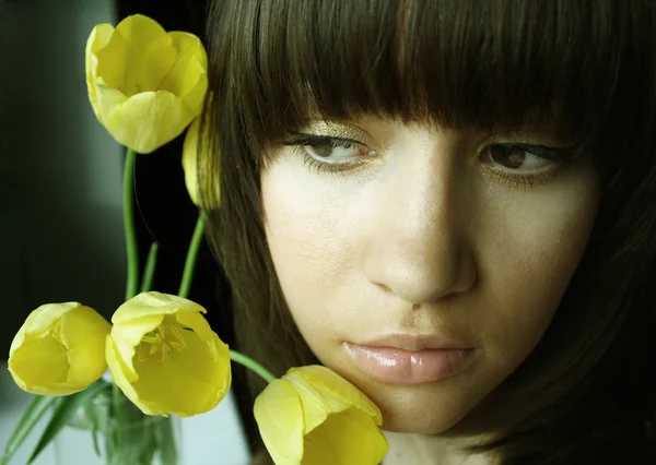 Молода жінка з букетом тюльпанів — стокове фото