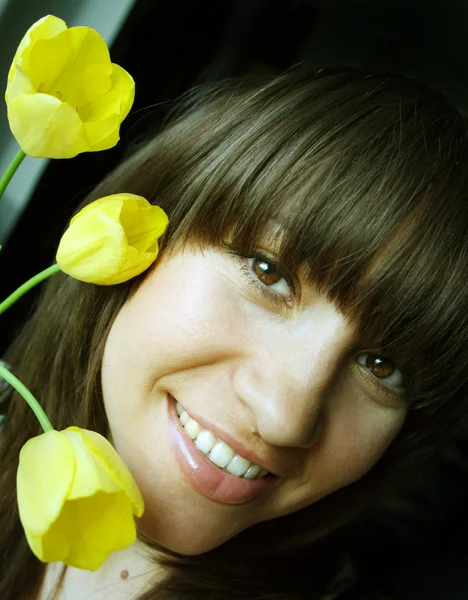 Fiatal nő, tulipán csokor — Stock Fotó