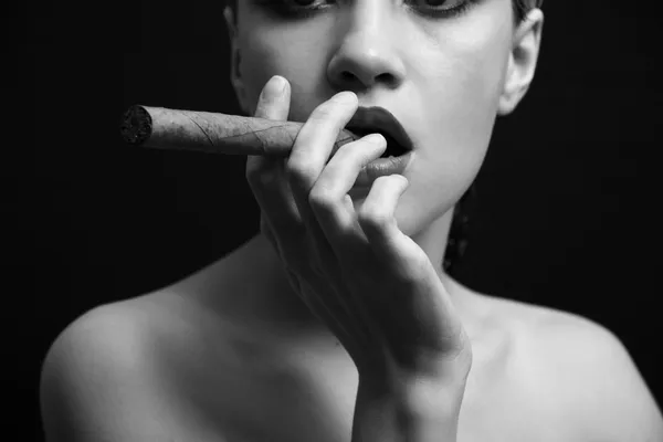 Elegante donna fumatrice — Foto Stock