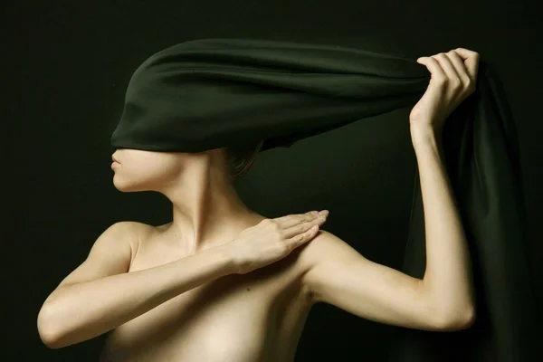 Γυμνή γυναίκα με μαύρο επίδεσμο — Φωτογραφία Αρχείου