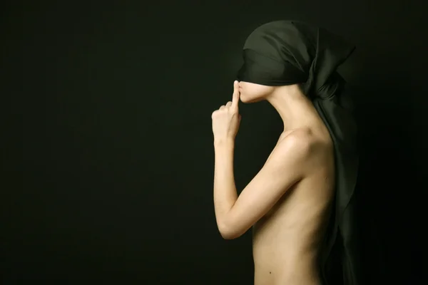 Mulher nua com bandagem preta — Fotografia de Stock