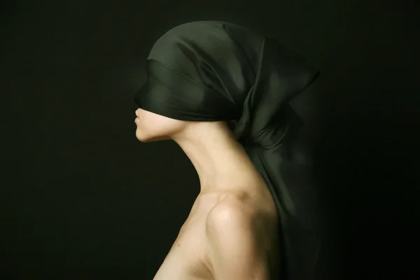 Голая женщина с черной повязкой — стоковое фото
