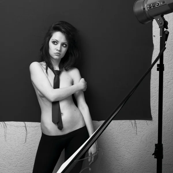 Vacker kvinna pose i foto-studio — Stockfoto