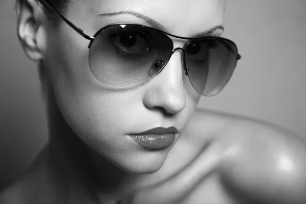 Молодая красивая женщина в очках — стоковое фото