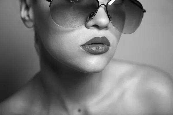 Junge hübsche Frau mit Brille — Stockfoto