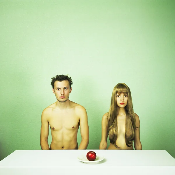 Zwei nackte Liebhaber mit Apfel — Stockfoto