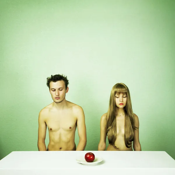 Δύο γυμνές εραστές με μήλο — Φωτογραφία Αρχείου