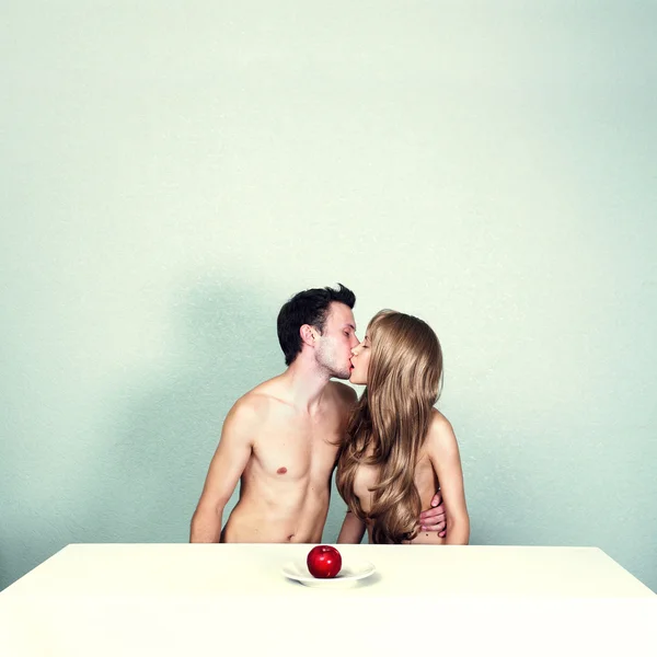Dos amantes desnudos con manzana —  Fotos de Stock