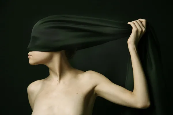 Mujer desnuda con vendaje negro Imagen de archivo